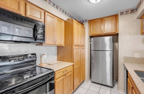 Granite Shoals Condo | Relax at Tropical Hideaway Condo - Pet & Child Friendly