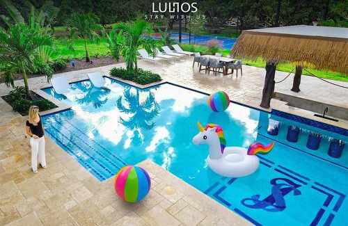 Homestead Villa | Tropical Escape with Swim-Up Bar & Pickleball Courts