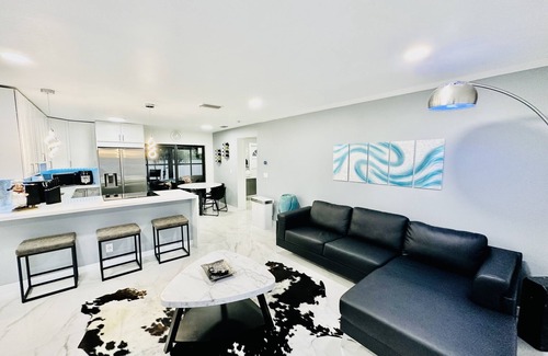Greenacres House | Experience Tropical Paradise with Ocean Views and Spa Access