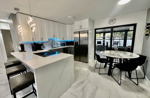 Greenacres House | Experience Tropical Paradise with Ocean Views and Spa Access