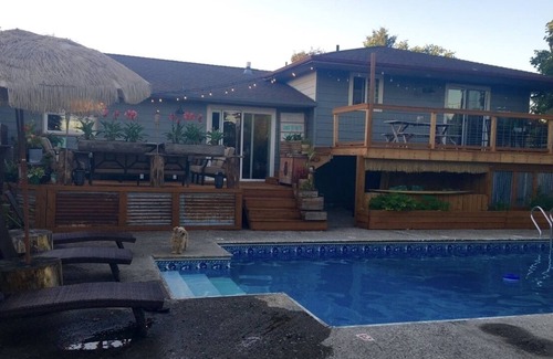 Post Falls House | Tropical paradise swimming pool hot tub family friendly sleeps 21 fire pit yard