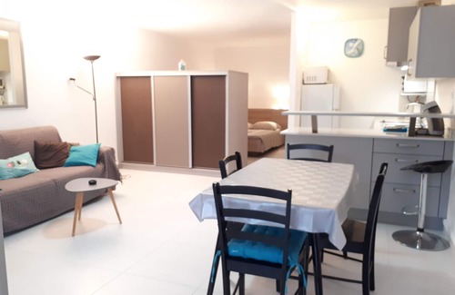Boucan Canot Apartment | Beachfront T1bis Retreat in Boucan Canot with Pool & Spa