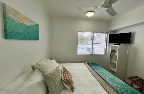 Trinity Beach Apartment | Tropical resort vibes - Northern beaches Cairns