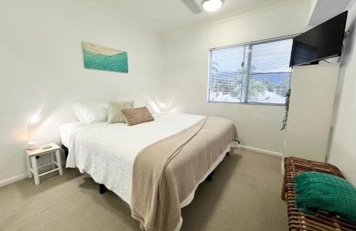 Trinity Beach Apartment | Tropical resort vibes - Northern beaches Cairns