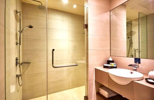 Pasir Ris Hotel | Tropical Rm twin @Attractions Packed Beach Resort