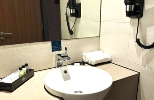 Pasir Ris Hotel | Tropical Rm twin @Attractions Packed Beach Resort