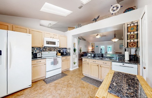 Lakewood Park House | Exclusive Tropical Oasis with Private Pool and Spa Retreat