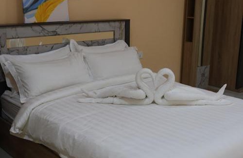 Thulusdhoo Island House | Relaxing Tropical Stay in Thulusdhoo with Breakfast & Hot Tub