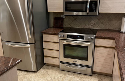 Airport Area Condo | Elegant Resort Retreat with Spa & Pool at Newport Beach