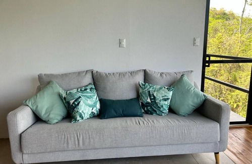 Parrita House | Cozy Tropical Valley View Treehouse with Family-Friendly Amenities
