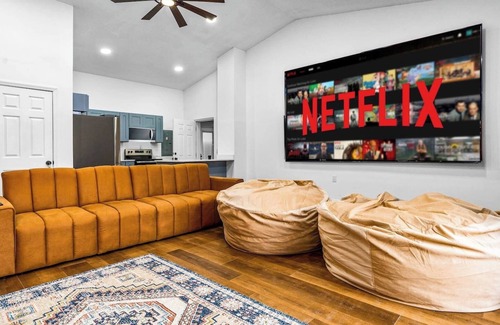Bradenton House | Unforgettable 6BR Tropical Getaway with Poolside Movies