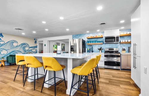 Bradenton House | Unforgettable 6BR Tropical Getaway with Poolside Movies