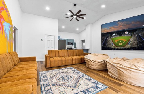 Bradenton House | Unforgettable 6BR Tropical Getaway with Poolside Movies