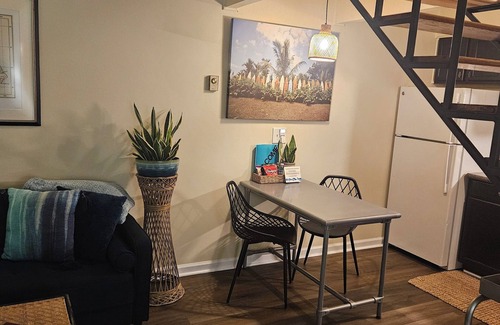 Newark Apartment | Tropical vibes in Newark