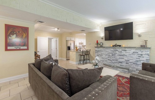 Greenacres House | Coastal Retreat: Ocean Views, Fast Wifi & Free Parking