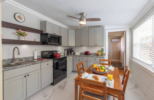 Greenacres House | Coastal Retreat: Ocean Views, Fast Wifi & Free Parking