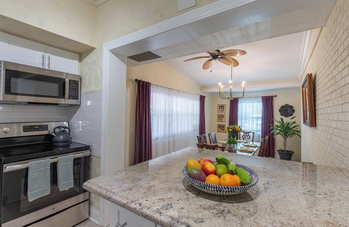 Greenacres House | Coastal Retreat: Ocean Views, Fast Wifi & Free Parking