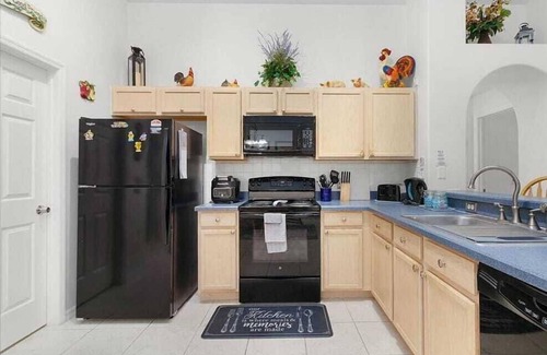 Eagle Pointe South Villa | Beautiful Tropical Views – 4BR Near Parks & Amenities