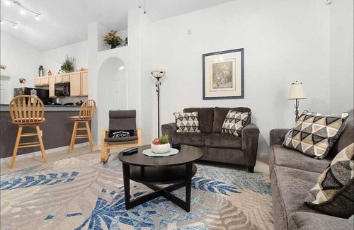 Eagle Pointe South Villa | Beautiful Tropical Views – 4BR Near Parks & Amenities