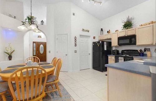Eagle Pointe South Villa | Beautiful Tropical Views – 4BR Near Parks & Amenities