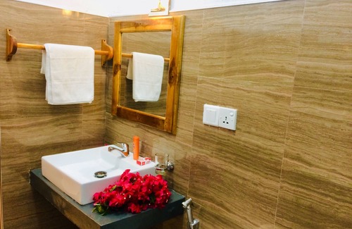 Pottuvil Division 2 Bed & Breakfast | Cozy Tropicana Homestay: Family-Friendly with Breakfast