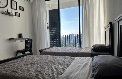 Kuching Apartment | Tropics City Supreme Black Theme Large Balcony City View至尊黑主题大阳台城市风景民宿