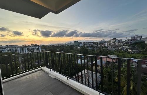 Kuching Apartment | Tropics City Supreme Black Theme Large Balcony City View至尊黑主题大阳台城市风景民宿