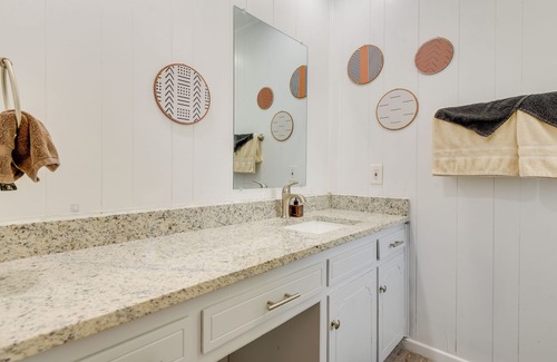 Fort Worth Apartment | 'Tru’ Bohemian' Benbrook Apt: 9 Mi to Fort Worth!