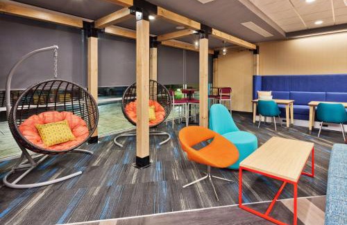 Auburn Hotel | Discover Tru by Hilton Auburn: Family-Friendly & Pool Access