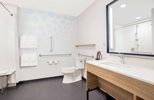 Audubon Hotel | Discover Tru by Hilton Audubon Valley Forge with Pool & Dining