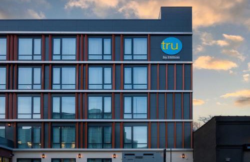 Gowanus Hotel | Explore Tru By Hilton Brooklyn: Pool, Kitchen & Breakfast