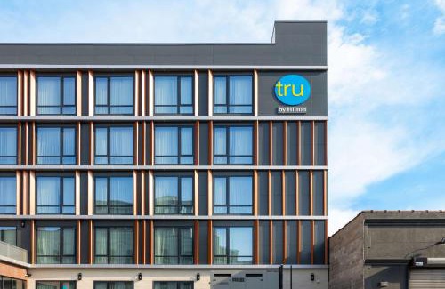 Gowanus Hotel | Explore Tru By Hilton Brooklyn: Pool, Kitchen & Breakfast
