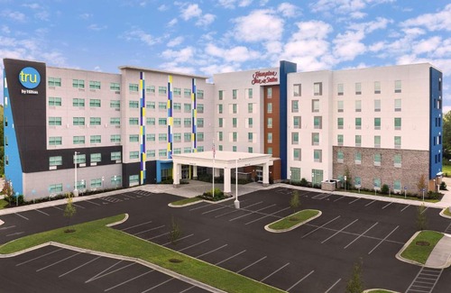 Charlotte Hotel | Pet-Friendly Stay at Tru By Hilton Charlotte Airport