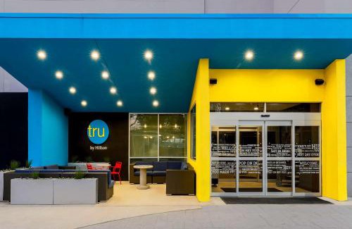 Dallas Design District Hotel | Pet-Friendly Comfort at Tru By Hilton Dallas Market Center