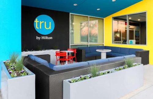 Dallas Design District Hotel | Pet-Friendly Comfort at Tru By Hilton Dallas Market Center