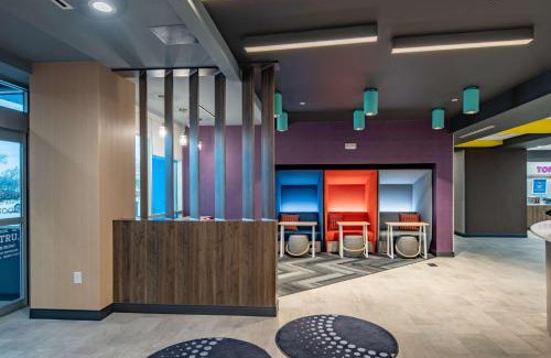 Dallas Design District Hotel | Pet-Friendly Comfort at Tru By Hilton Dallas Market Center