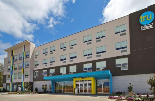 Meridian Hotel | Discover Tru By Hilton Meridian: Pet-Friendly & Pool Access
