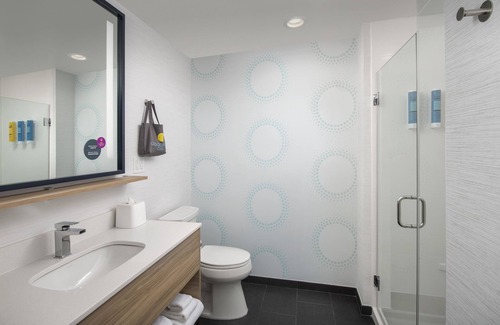 Mount Pleasant Hotel | Discover Tru by Hilton Mt Pleasant Charleston with Pool & Dining