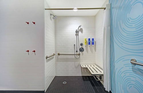 South Portland Hotel | Tru by Hilton Portland Airport: Top-Rated with Pool & Dining