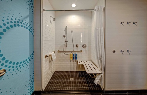 Hollins Hotel | Guest Rated: Tru By Hilton Roanoke Hollins with Pool & Dining