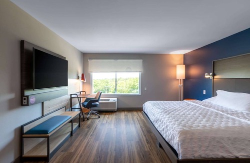 Keowee Hotel | Modern Escape at Tru by Hilton Seneca Clemson with Pool