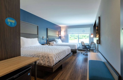 Keowee Hotel | Modern Escape at Tru by Hilton Seneca Clemson with Pool