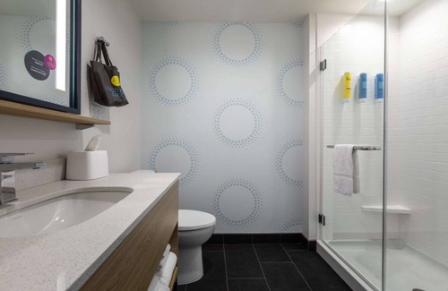 Keowee Hotel | Modern Escape at Tru by Hilton Seneca Clemson with Pool