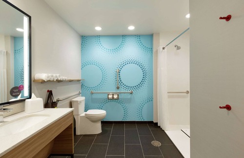 St. Charles Hotel | Modern Stay at Tru by Hilton St. Charles, MO - Pool & Breakfast