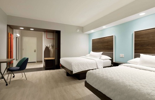 St. Charles Hotel | Modern Stay at Tru by Hilton St. Charles, MO - Pool & Breakfast