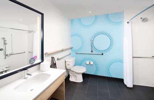 Tallahassee Hotel | Top-Rated Tru by Hilton Tallahassee Central with Pool & Breakfast