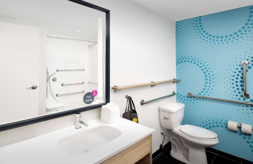 Tallahassee Hotel | Top-Rated Tru by Hilton Tallahassee Central with Pool & Breakfast