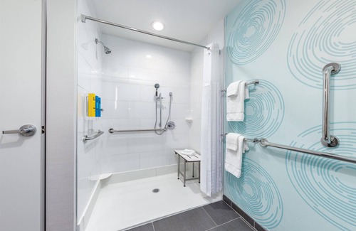 The Colony Hotel | Discover Tru by Hilton The Colony Dallas: Family-Friendly Retreat