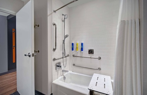 Troy Hotel | Experience Tru by Hilton Troy Detroit: Family-Friendly Stays