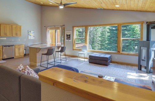 Truckee Condo | Cozy Truckee Retreat with Fireplace & Resort-Style Amenities